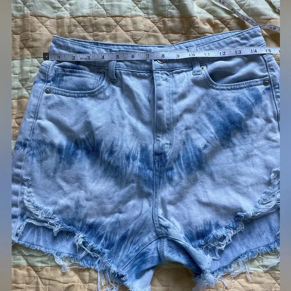 American Eagle women’s light wash tie dye Highest Rise Mom Shorts size 10 - Picture 3 of 6